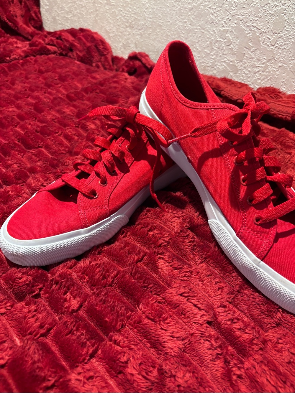 DC Men’s Manu Red Canvas  Sneakers with White Sole 10.5 Excellent Condition